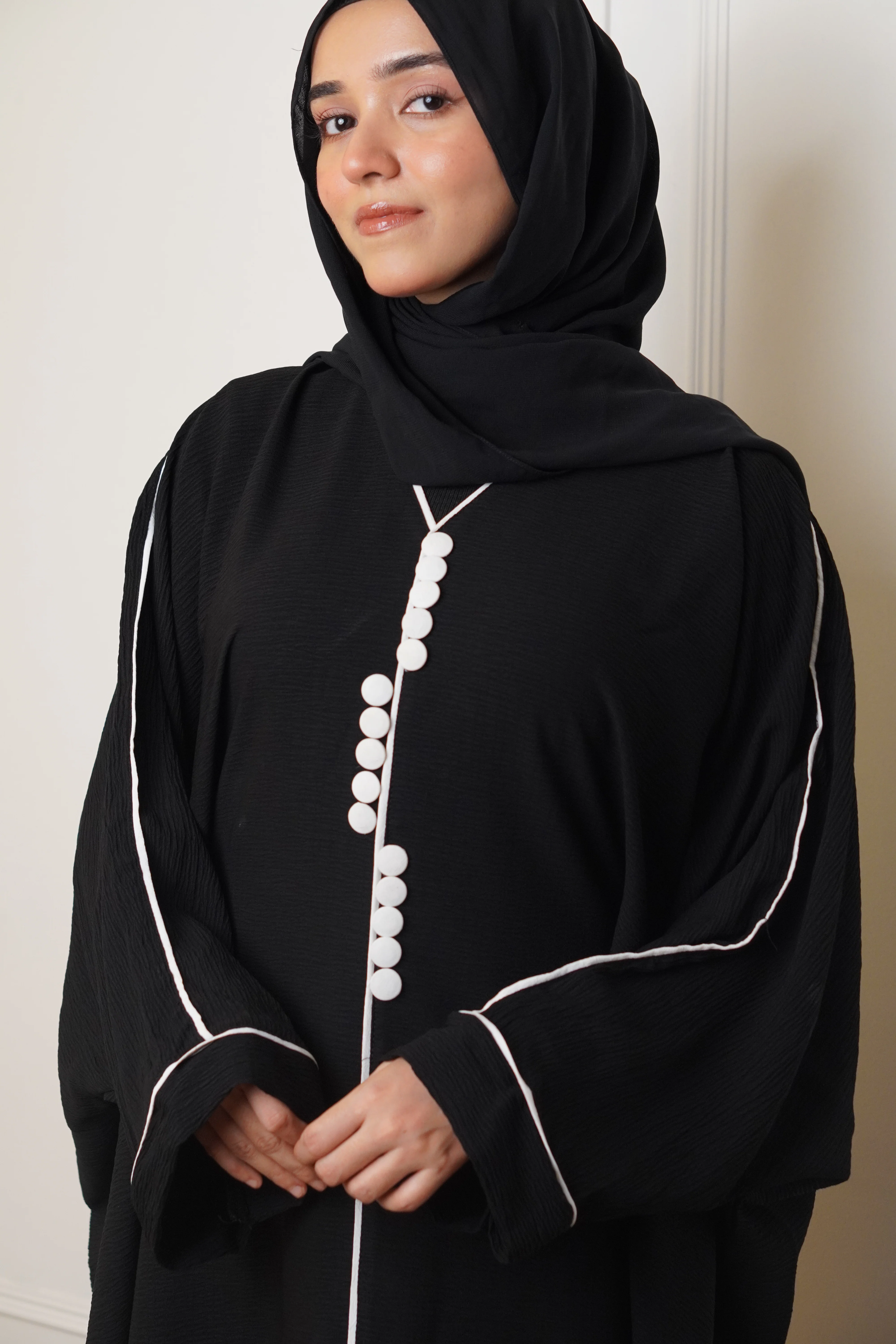 B/W PIPING BUTTONED ABAYAH - Image 7
