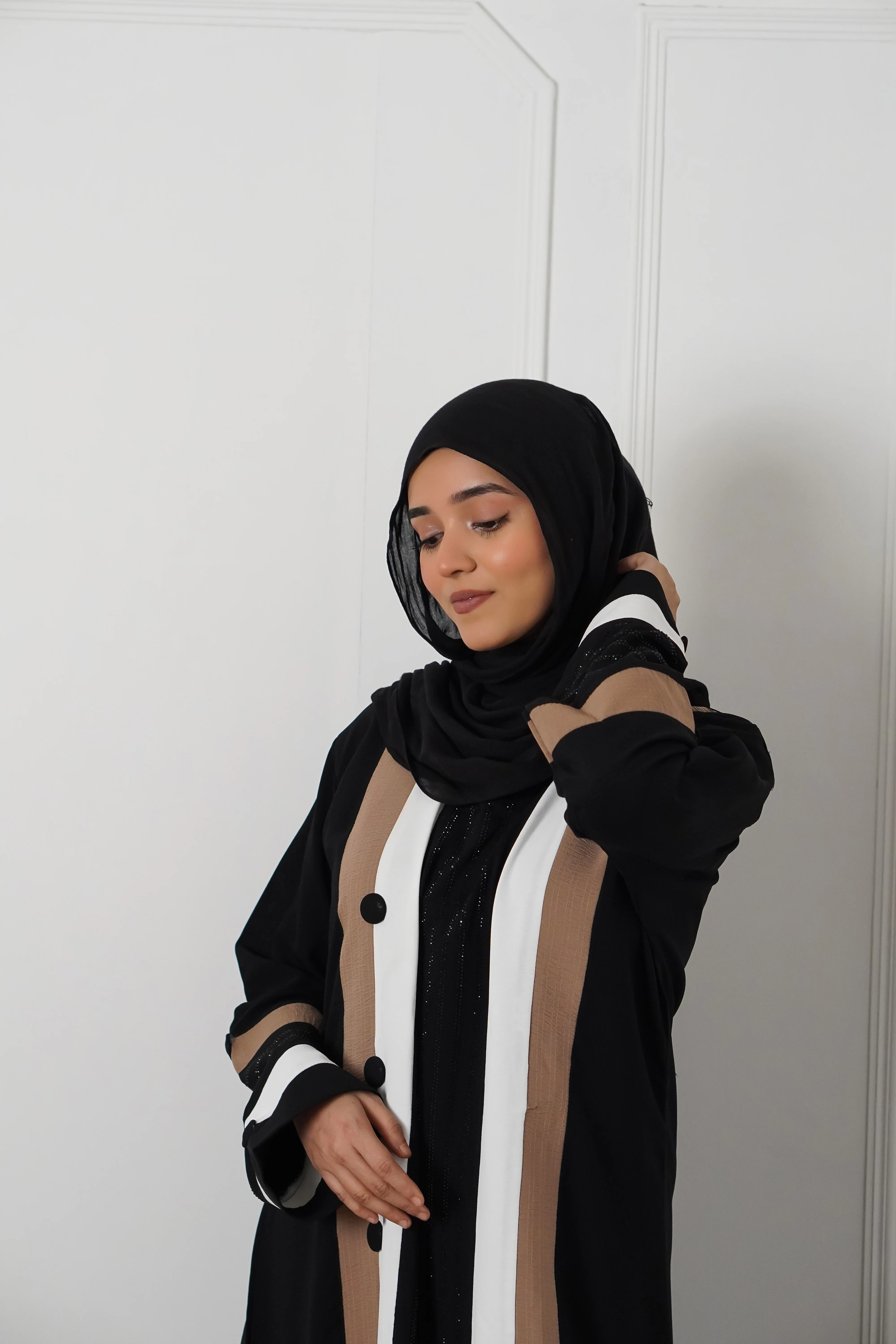 Black & Brown Buttoned Abayah - Image 4