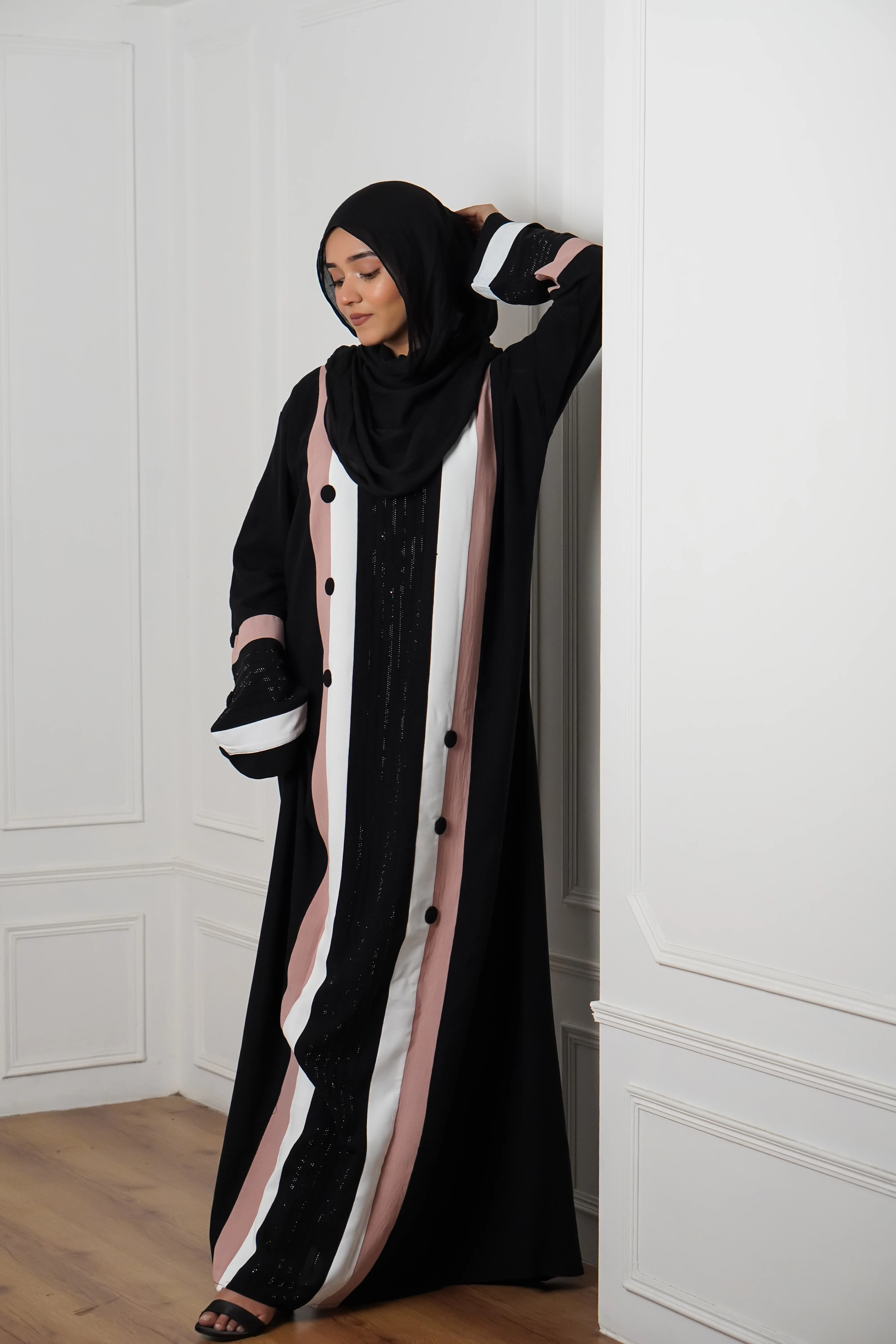 Black & Pink Buttoned Abayah - Image 3