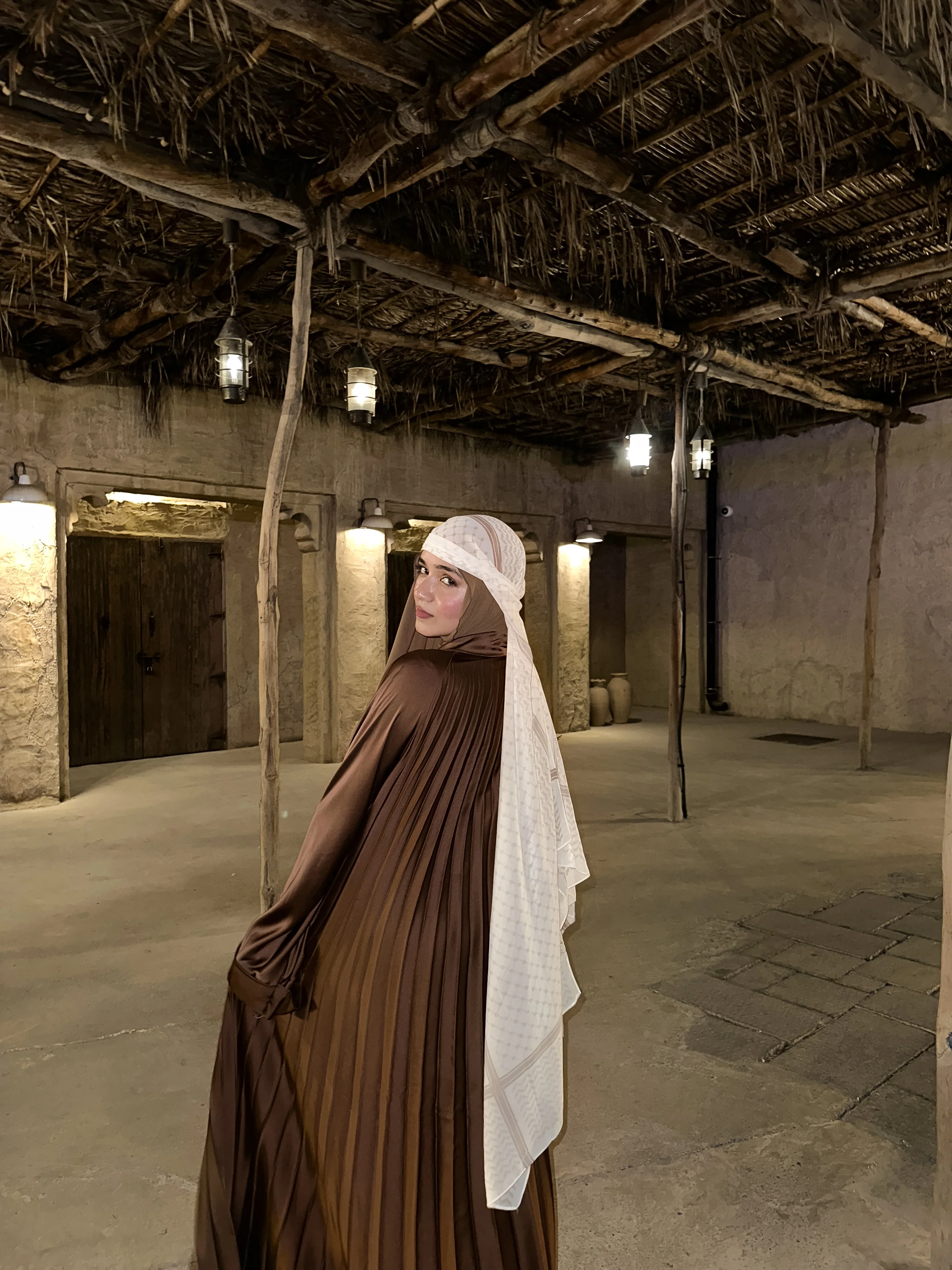 PLEATED ABAYAH - BROWN - Image 5