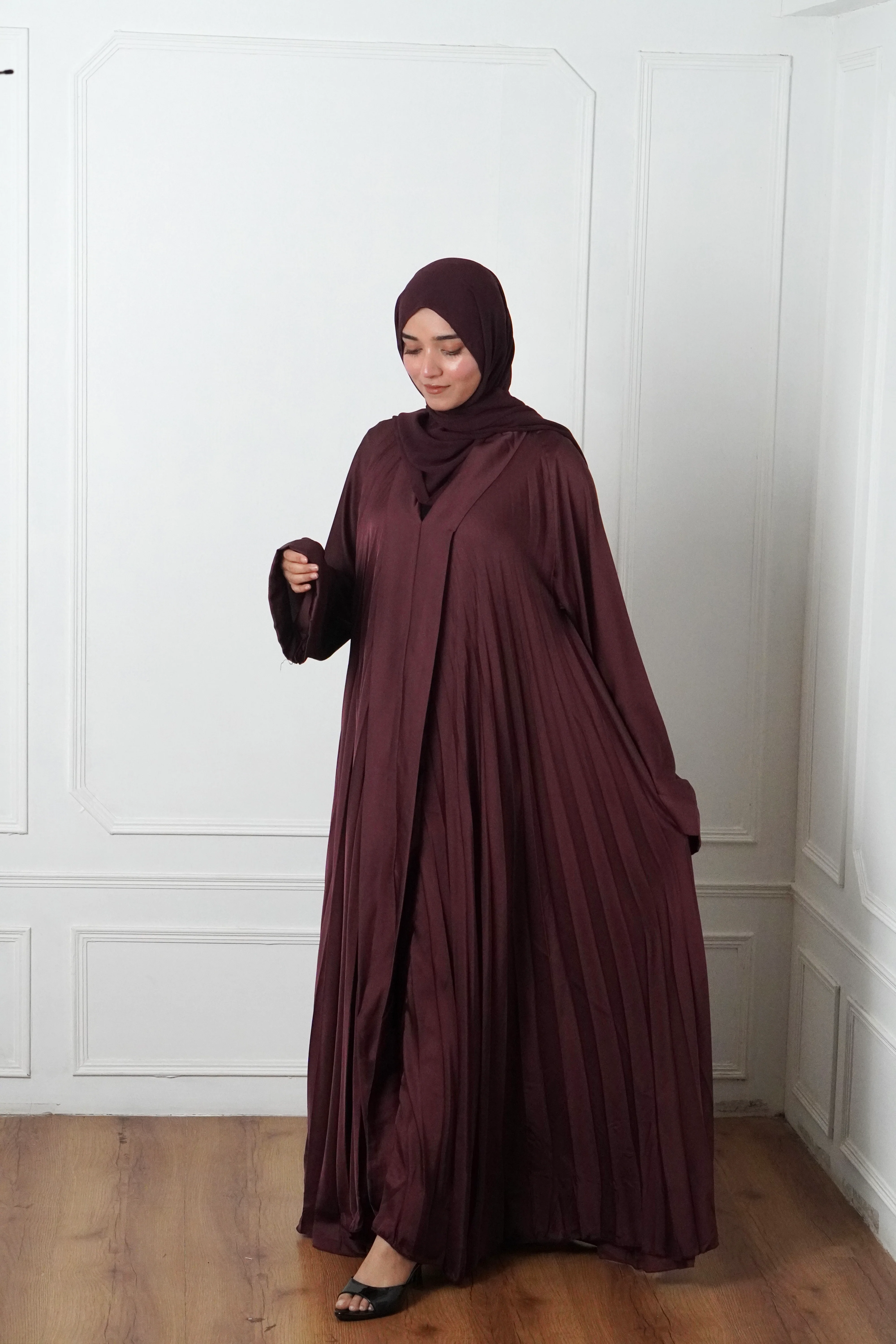 PLEATED ABAYAH - MAROON - Image 4