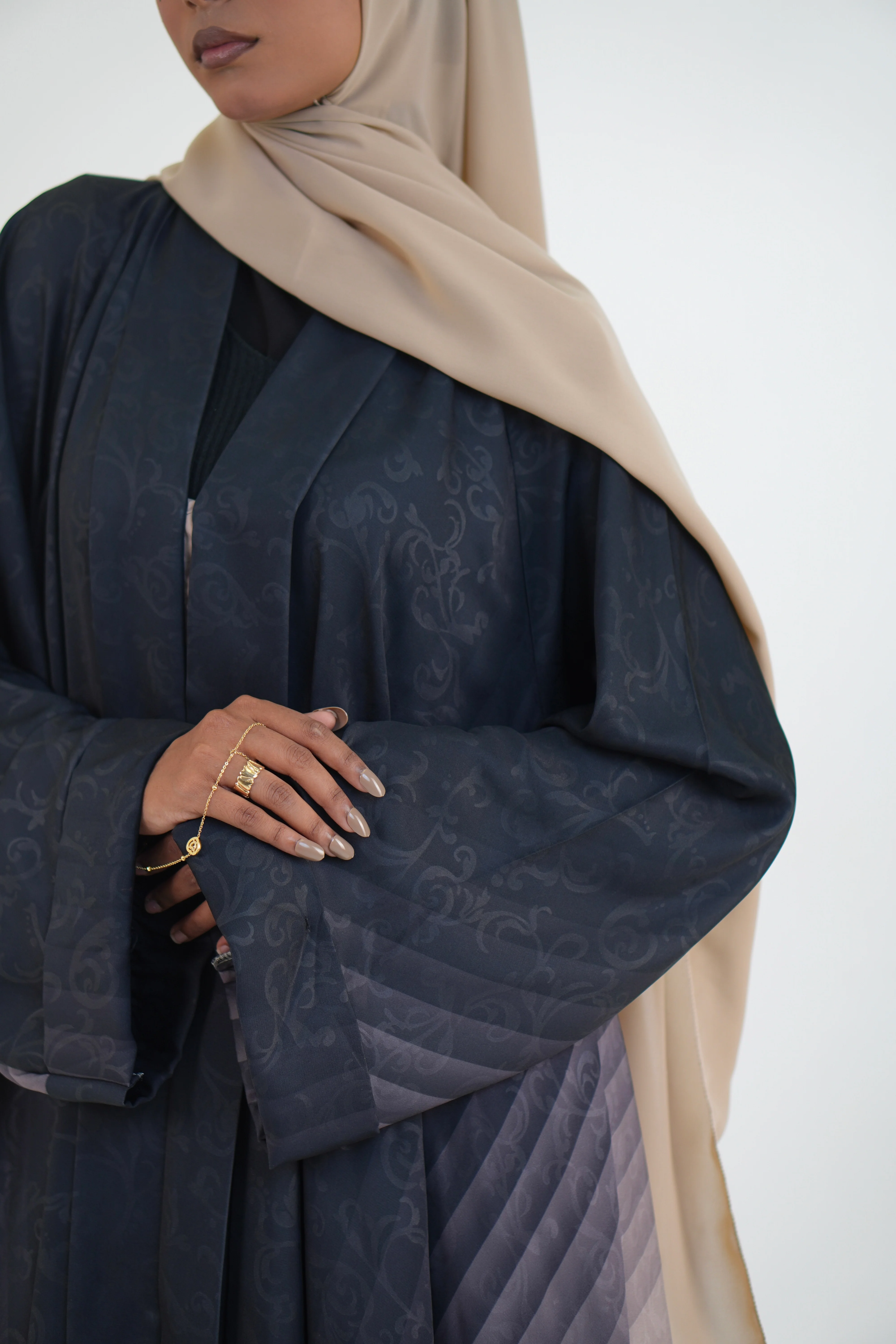 TEXTURED OMBRE PLEATED ABAYAH - Image 11