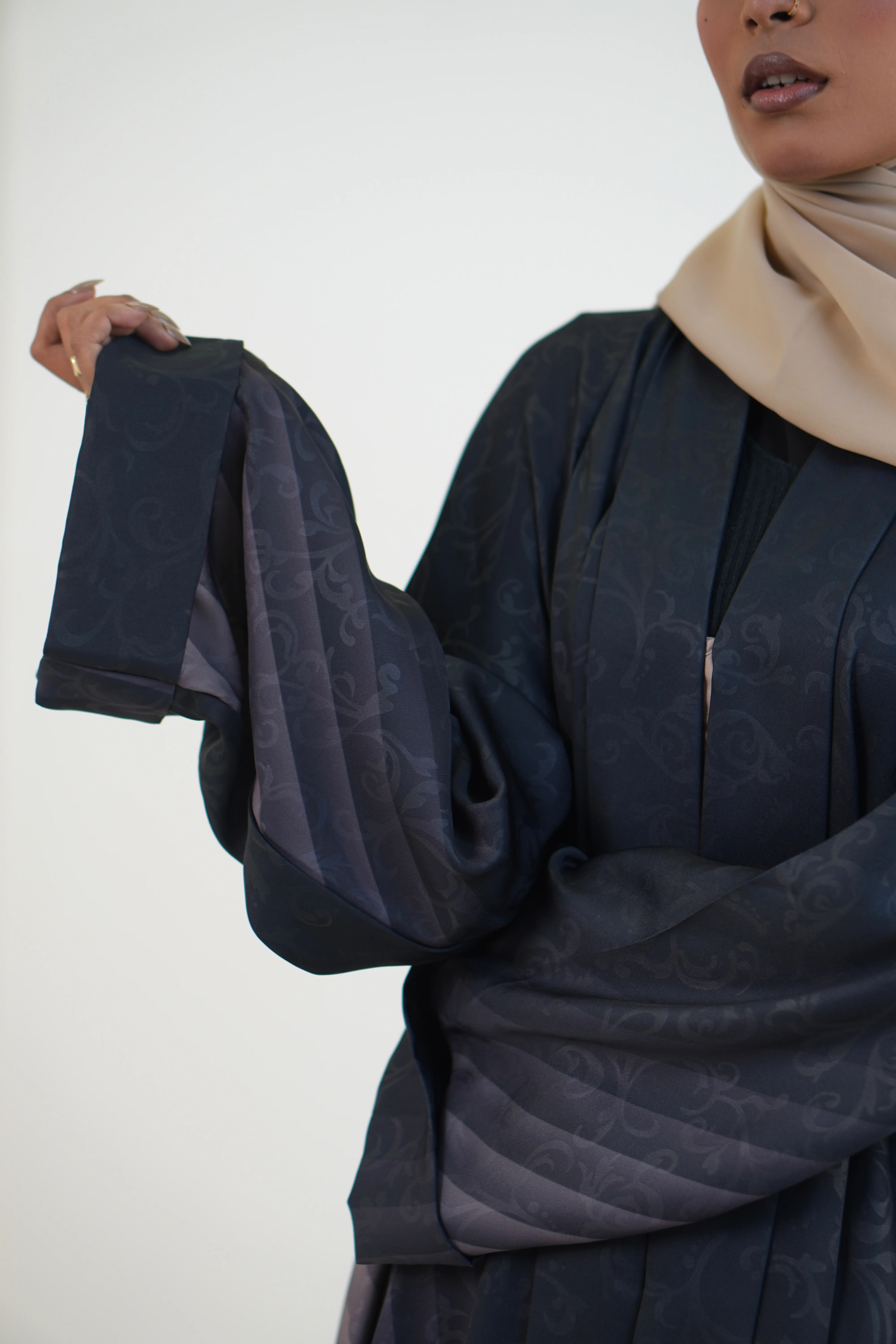 TEXTURED OMBRE PLEATED ABAYAH - Image 12