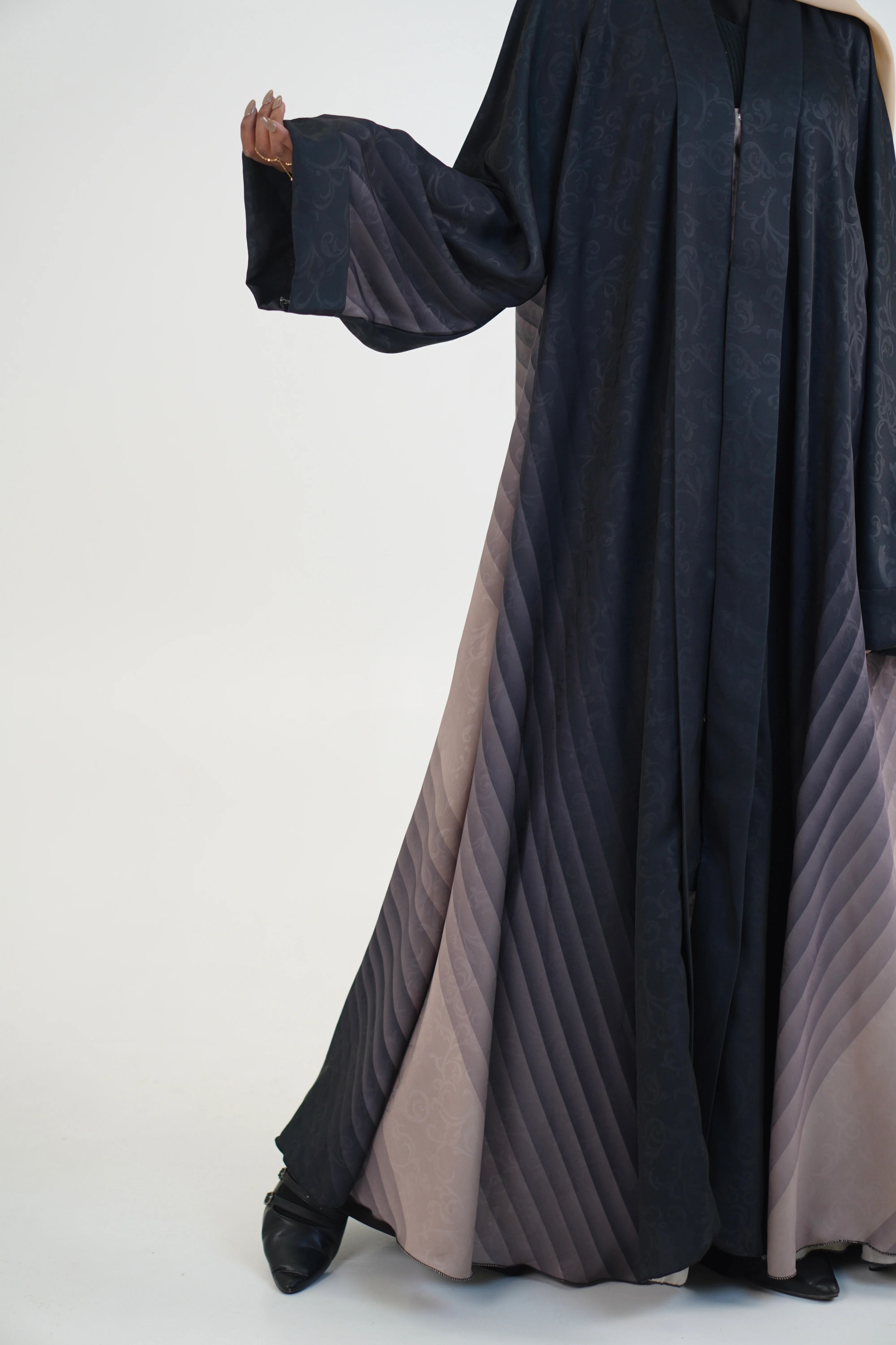 TEXTURED OMBRE PLEATED ABAYAH - Image 18