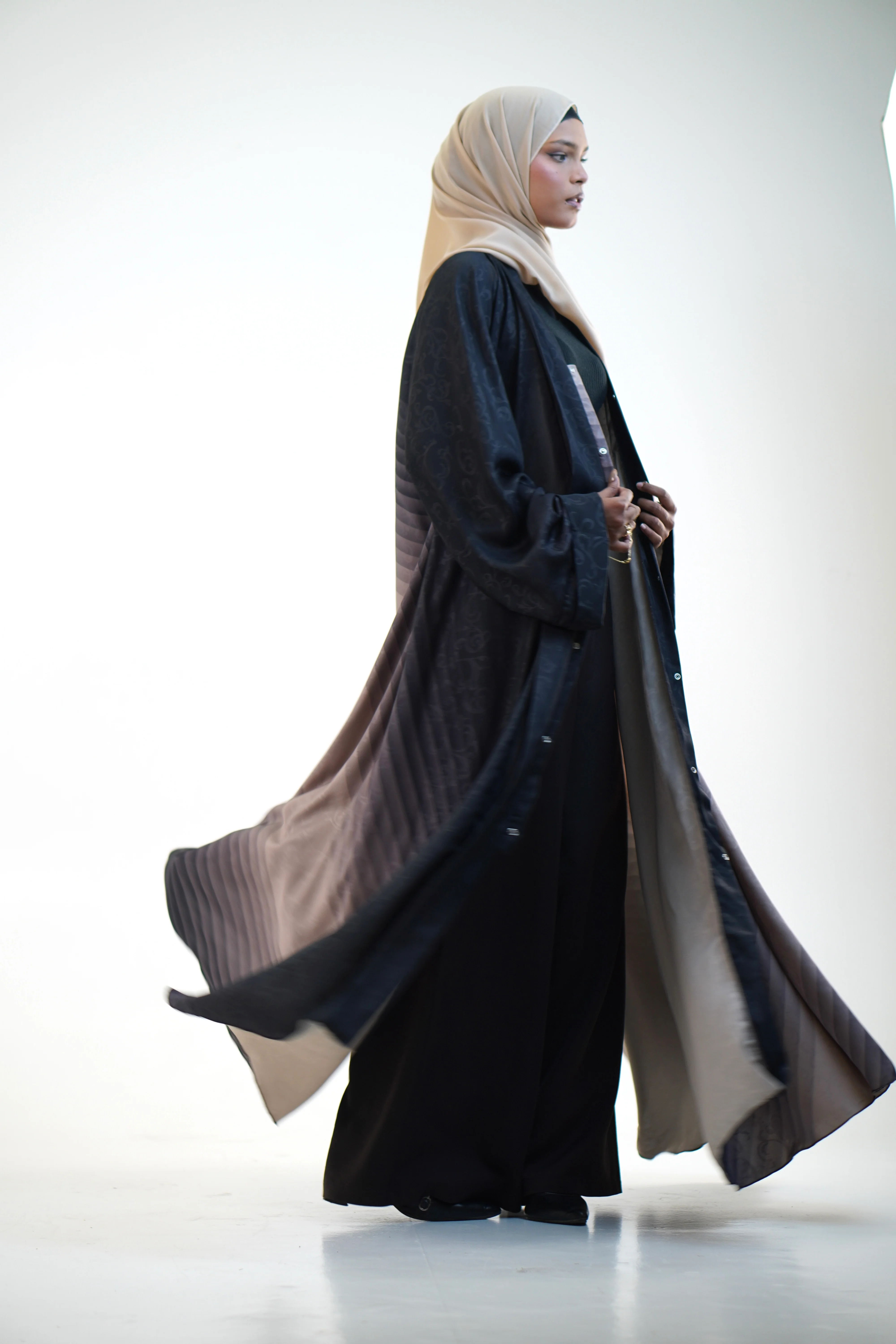 TEXTURED OMBRE PLEATED ABAYAH - Image 8
